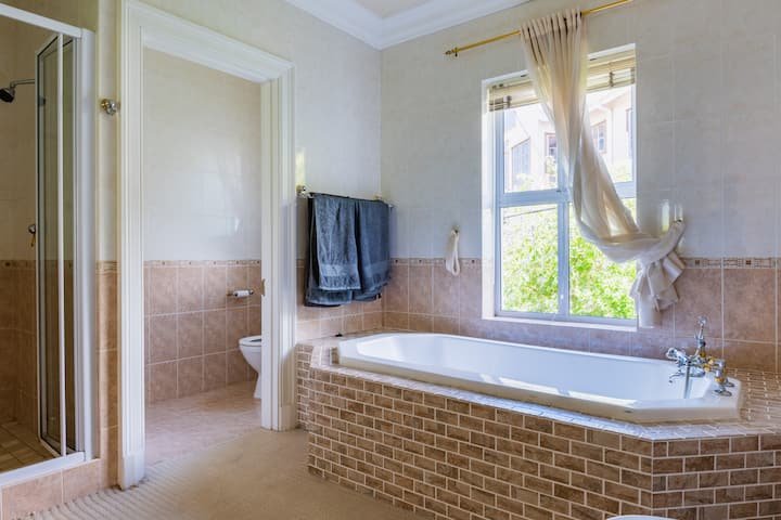 To Let 4 Bedroom Property for Rent in Hout Bay Western Cape